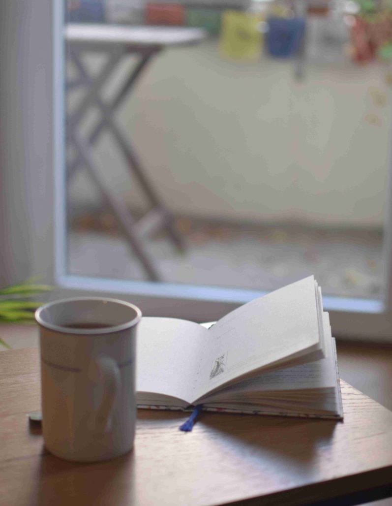 Häufige Fragen zu Psychotherapie und Coaching - Plätze verfügbar für Selbstzahler in Berlin Blick aus dem Fenster bei psychotherapeutischer Sitzung