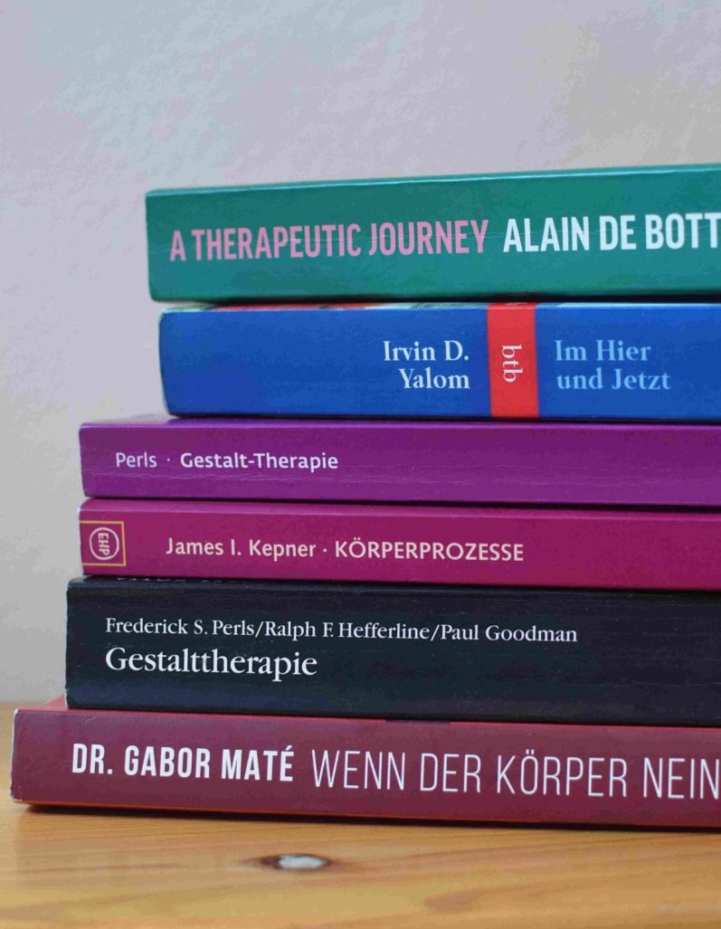 Gestalttherapie in Berlin mit Achtsamkeit und Körperarbeit Buchstapel mit fundierten und lösungsorientierten Gestalttherapie- und Coachingbüchern